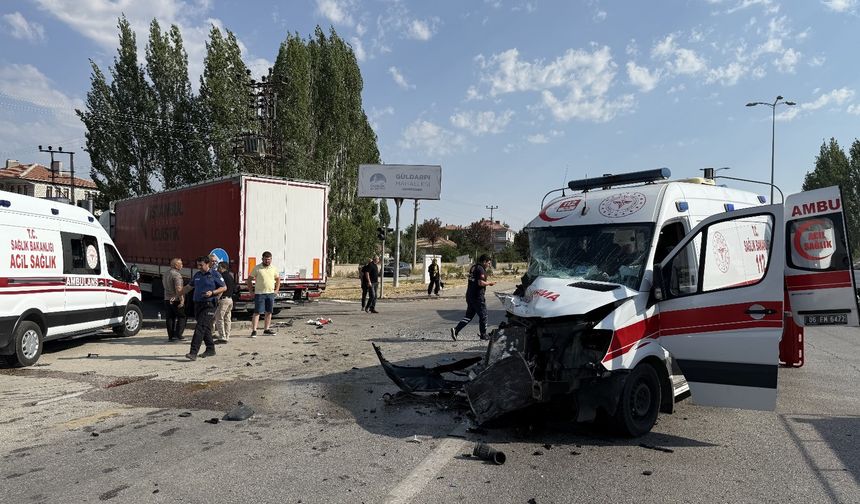 Tır ile ambulans çarpıştı: 5 yaralı