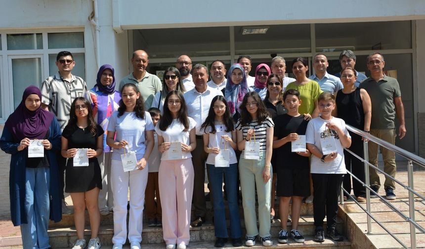LGS’de başarı elde eden öğrenciler altın ile ödüllendirildi