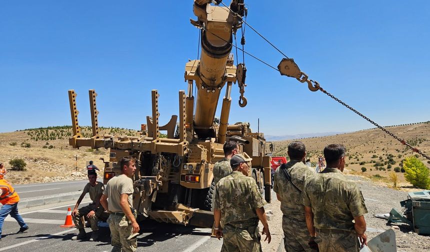 Malatya'da askeri araç devrildi: 2 asker yaralı