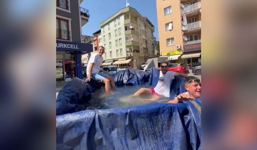 Sıcaktan bunaldı, traktör römorkunu havuz yaptı