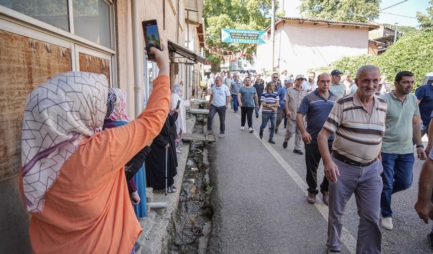 Erkekler terk etti, mahalle 1 günlüğüne kadınlara emanet edildi