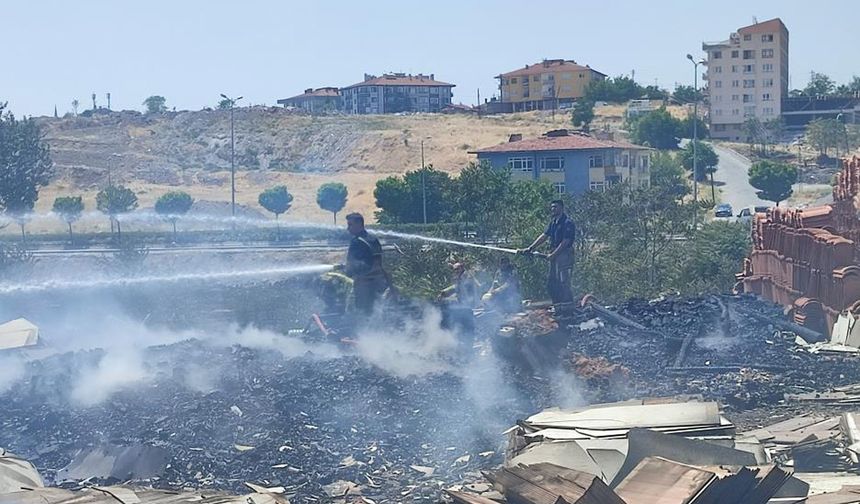 Otluk alanda çıkan yangın, fayans deposunu küle çevirdi