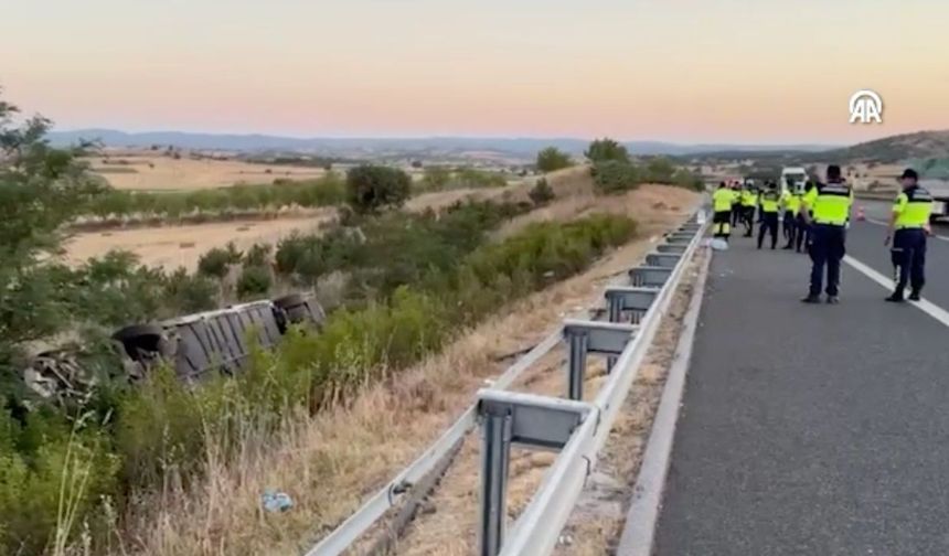 Balıkesir'de yolcu otobüsü şarampole devrildi, 27 yaralı