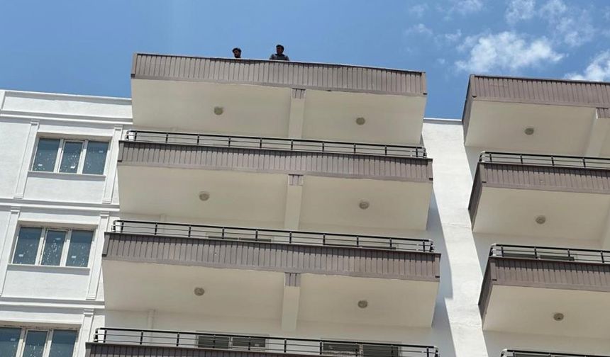 Paralarını alamayan iki işçi binanın tepesine çıktı
