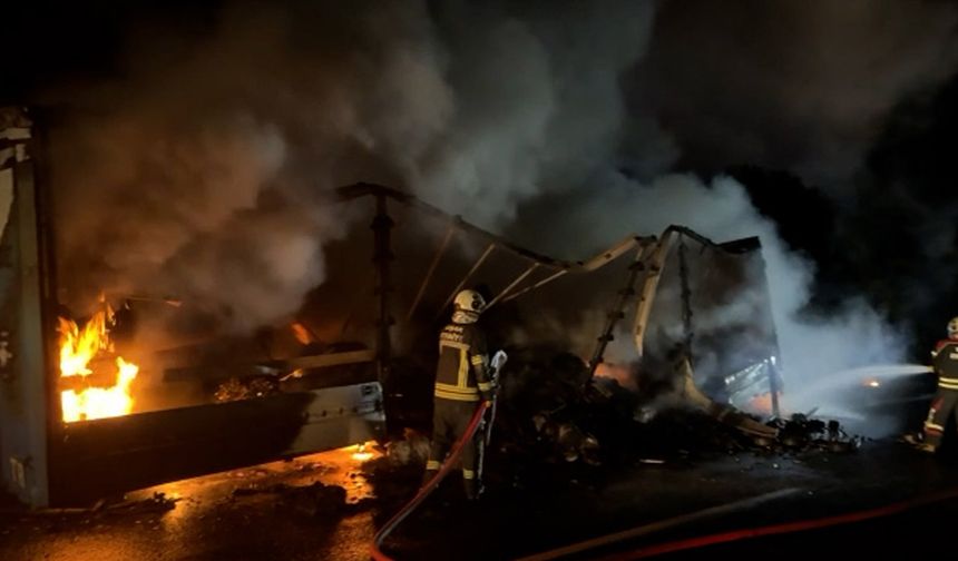 Seyir halindeki tırın dorsesi alev aldı