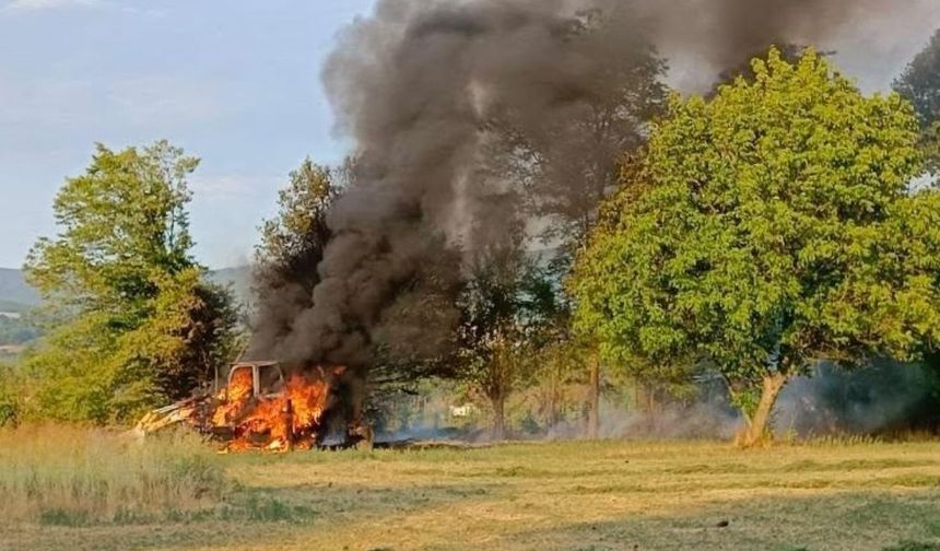 Tarlada ağaç sökerken alev alev yandı