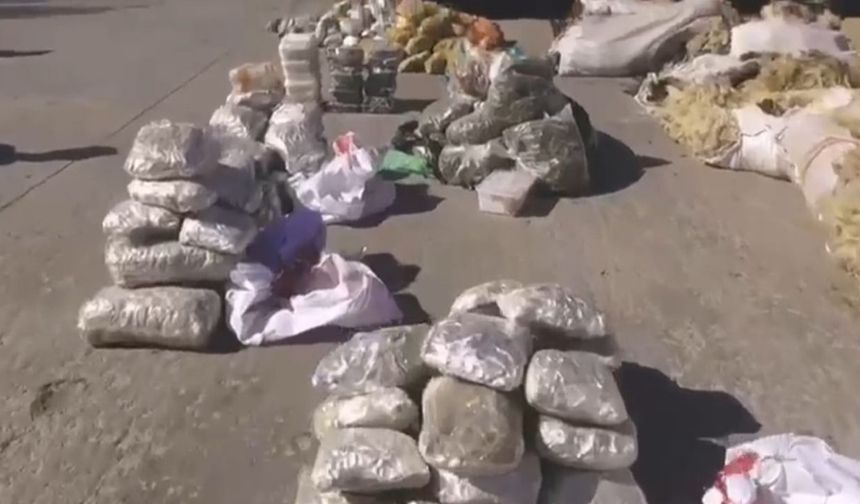 Van'da yün çuvallarının içinden 122 kilo skunk ve metamfetamin çıktı