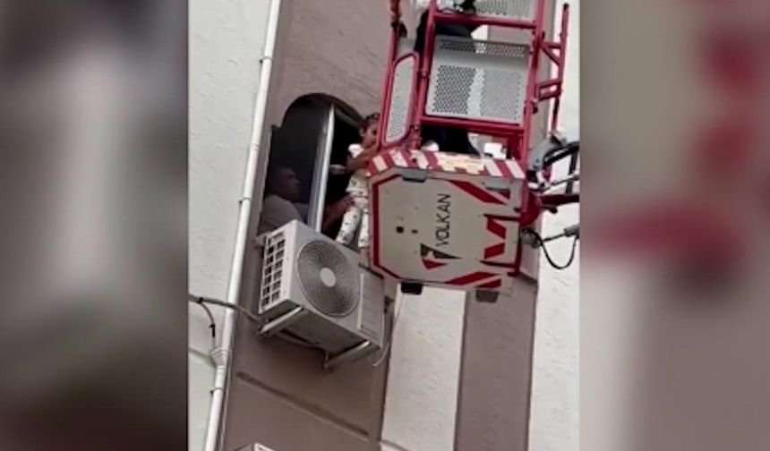 Binada akıl almaz olay: Merdivenler çöktü, 20 kişi mahsur kaldı