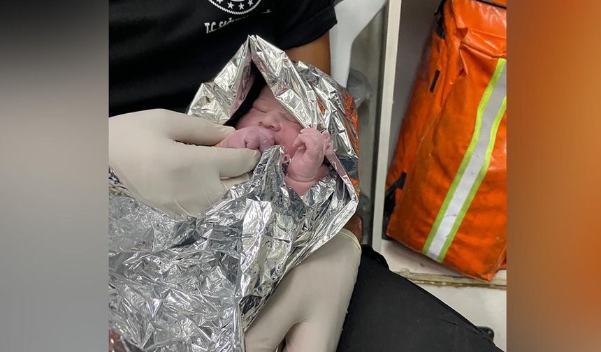 Evde sancılandı, ambulansta doğurdu
