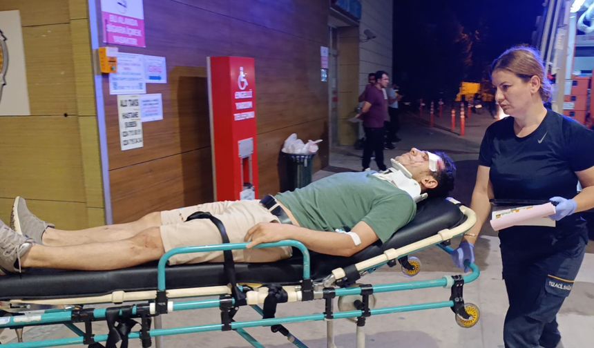 Kamyonet ile otomobil kafa kafa çarpıştı: 1'i polis 3 yaralı