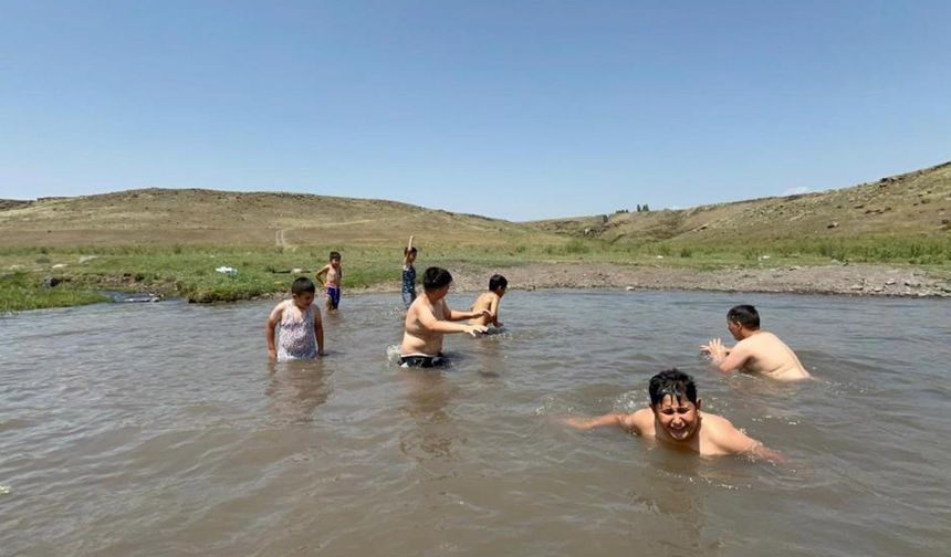 Dağların zirvesi bile kavruldu, derede serinlediler
