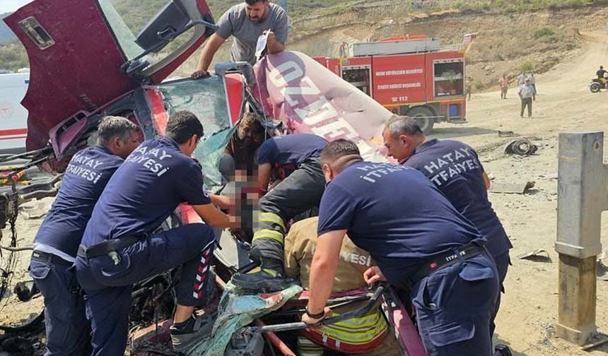 Freni patlayan vinç, iki aracı ezdikten sonra uçurumdan uçtu