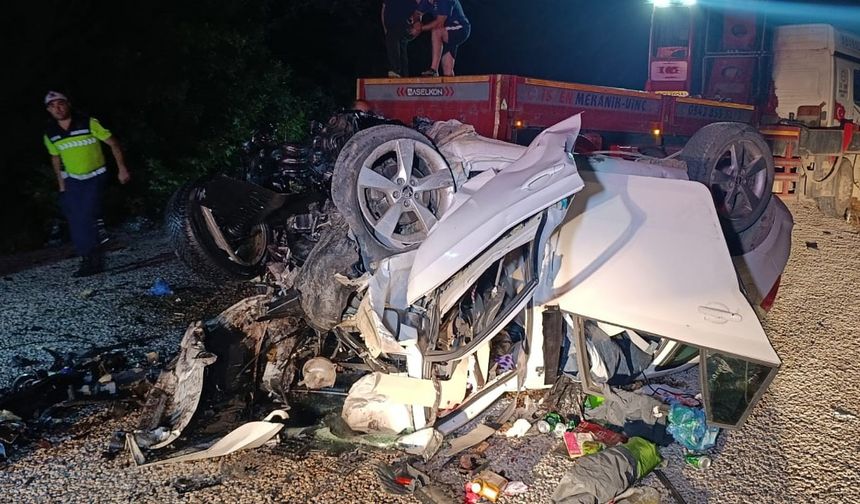 İki otomobil kafa kafaya çarpıştı: 6 ölü