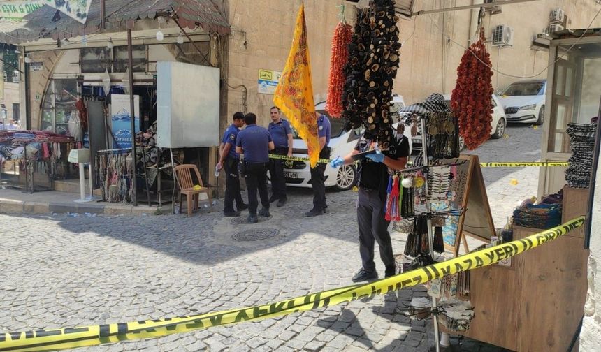 Kimse ne olduğunu anlamadı, silahlar sıkıldı bıçaklar çekildi: 2 yaralı