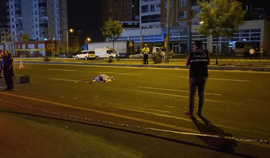 Yolun karşısına geçen yayaya peş peşe 2 otomobil çarptı: 1 ölü