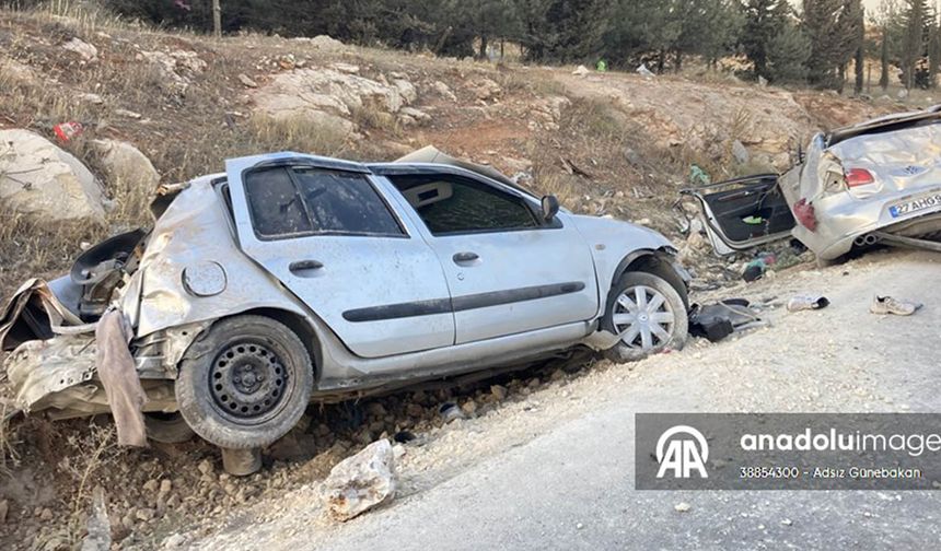 Gaziantep'te iki otomobil çarpıştı: 3 kişi öldü
