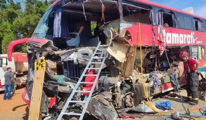 Yolcu otobüsü ile kamyon çarpıştı: 11 ölü, 46 yaralı