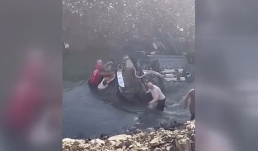 Peri Çayı'na düşen otomobildeki anne ve kızı son anda kurtarıldı