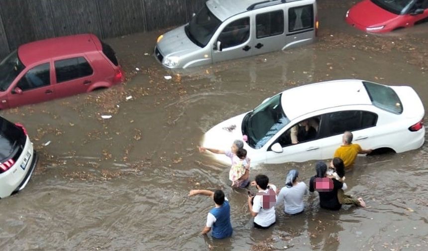 Türkiye kavrulurken, o kentte araçlar su altında kaldı