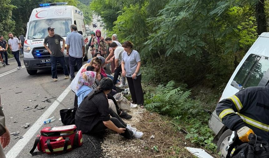 Servis minibüsü ile otomobil çarpıştı: 15 yaralı