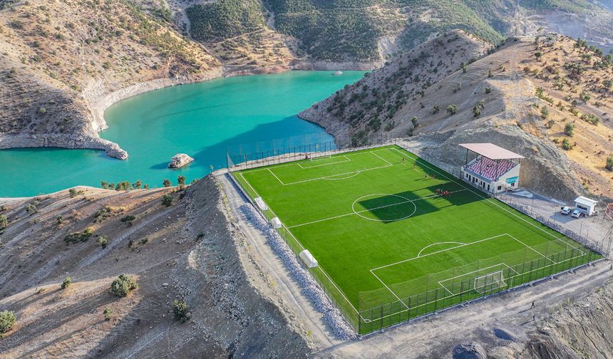Şırnak’ta gençlerin tarladan göl manzaralı stada uzanan futbol öyküsü