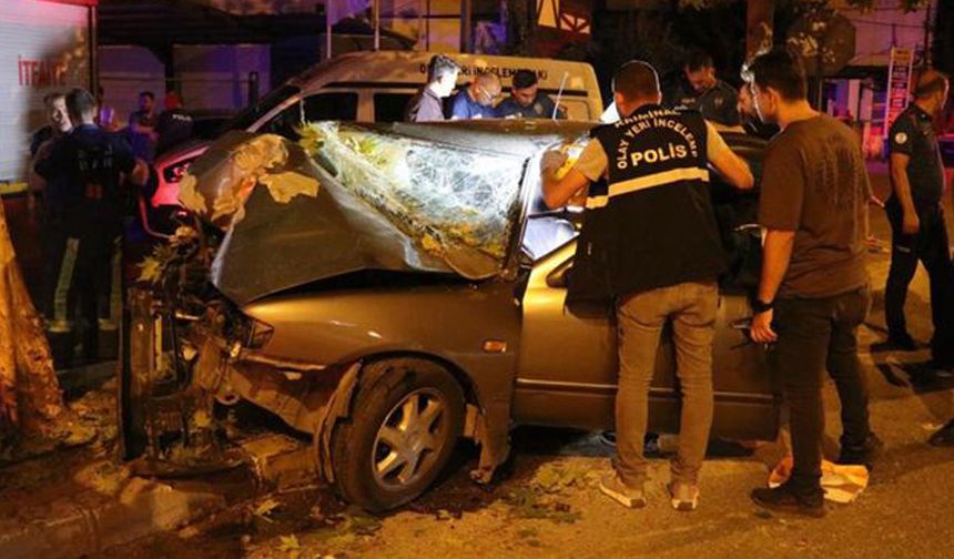 Sürücü hakimiyeti kaybetti, araç ağaca ok gibi saplandı: 2 ölü