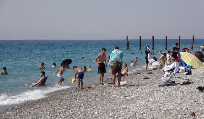 Van Gölü, tatilcilerin akınına uğradı