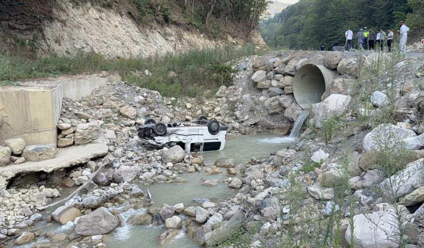 Piknikten dönerken aracı dereye uçtu: 6 yaralı