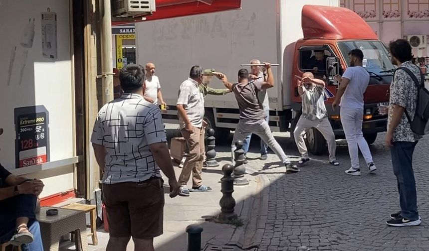 Yol kapatma kavgasında sopa ve yumruklar konuştu