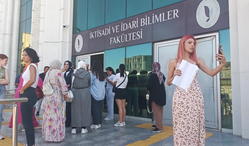 Yolda kalan onlarca öğrenci sınava yetişemedi
