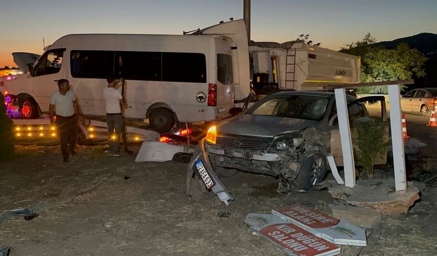 Adıyaman’da minibüs ile otomobil çarpıştı: Çok sayıda yaralı