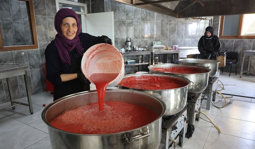 Afetzede kadınların geçim kaynağı domates salçası