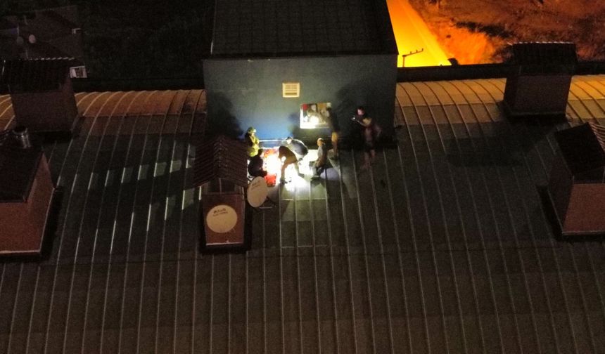 Akıl almaz olay; Genç kız çatıya çıktı, kurtarmak isteyenlerle birlikte mahsur kaldı
