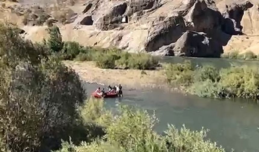 Baraj kapakları açıldı, 4 kişi mahsur kaldı
