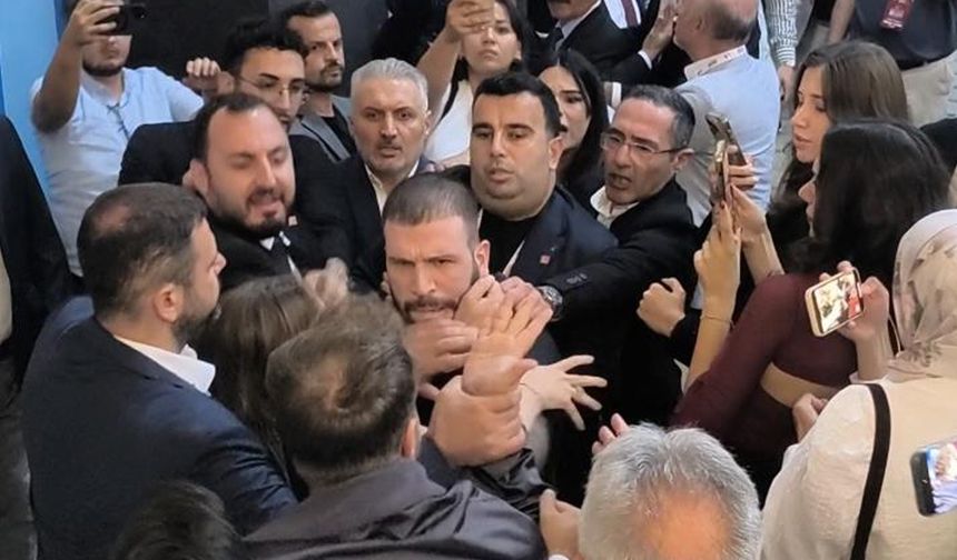 CHP kongresinde tekme ve tokatlar havada uçuştu