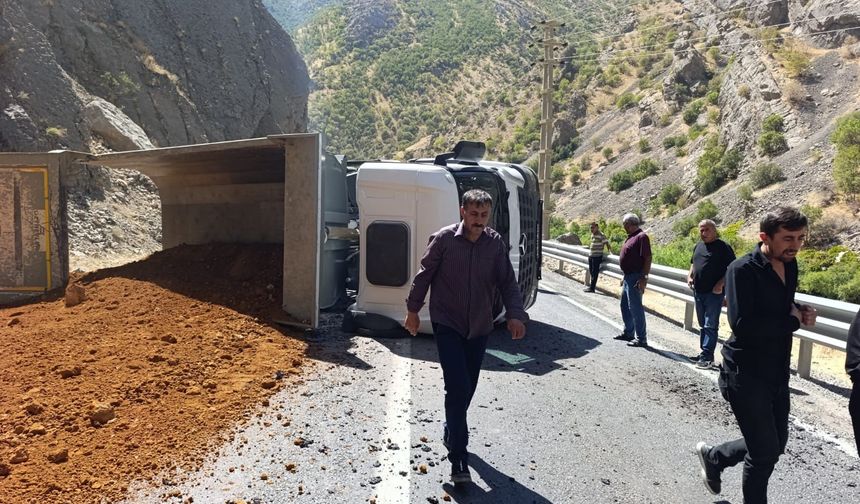 Hakkari'de maden yüklü kamyon devrildi