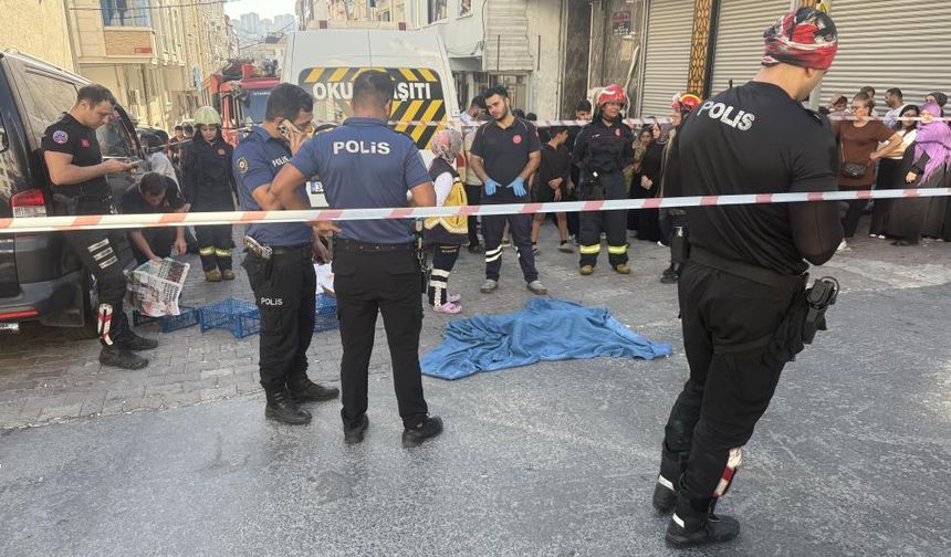 Servis minibüsü anne-oğula çarptı: 1 yaşındaki çocuk öldü