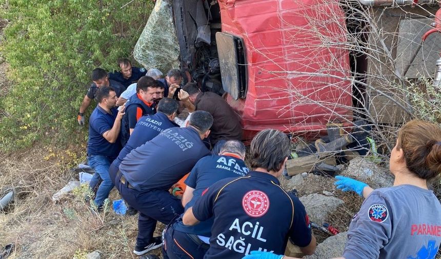 Yangın yolunda itfaiye aracı şarampole yuvarlandı: 2 er yaralı