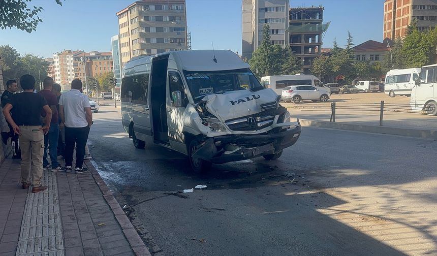 Minibüs ile otobüs çarpıştı: 8 yaralı