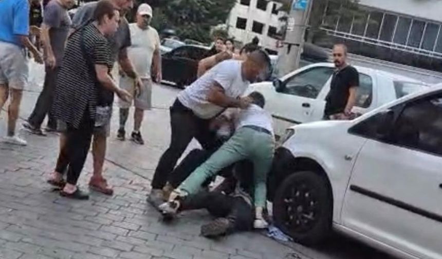 Sokak ortasında dehşet anları, bıçağı sırtına sapladı