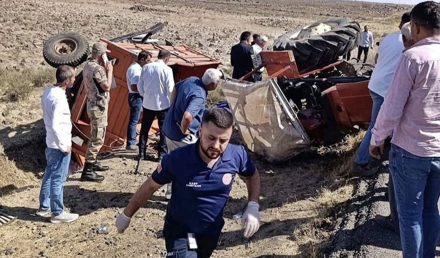 Traktör devrildi: 1 ölü, 4 yaralı