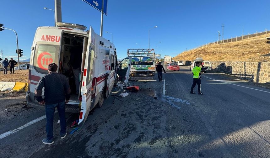 Ağrı’da ambulans kamyonetle çarpıştı: 2’si ağır 7 yaralı