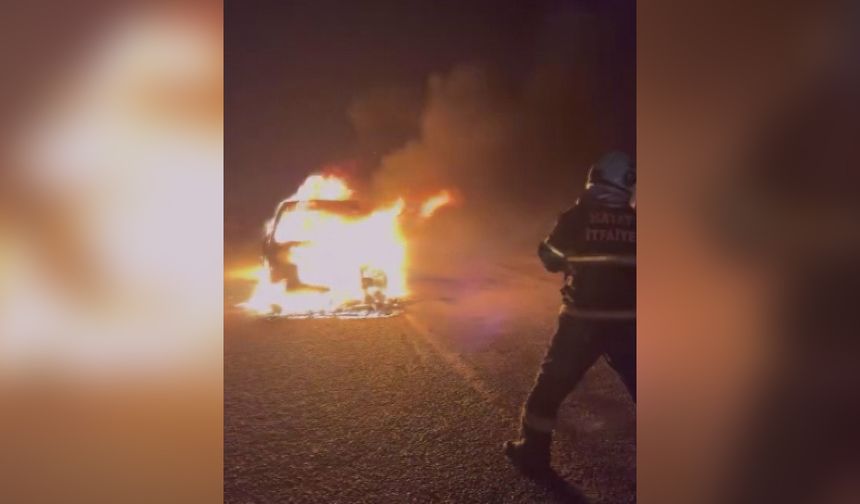 Alev topuna dönen araba kül oldu