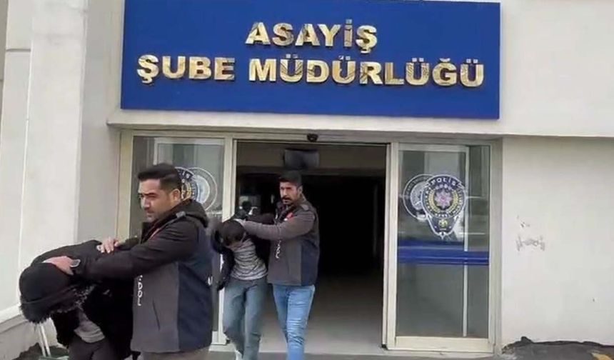 Kendilerini polis olarak tanıtarak 250 bin dolarlık vurgun yaptılar