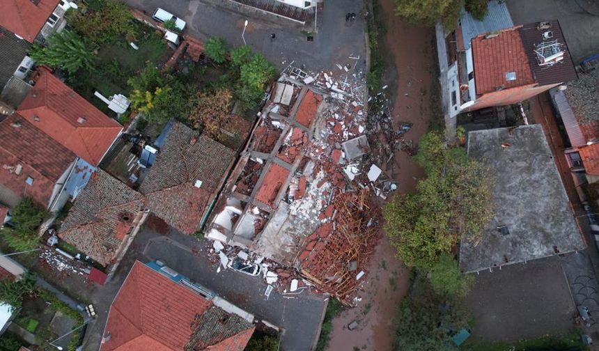 Balıkesir Sındırgı’da çöken binalar ilk kez görüntülendi