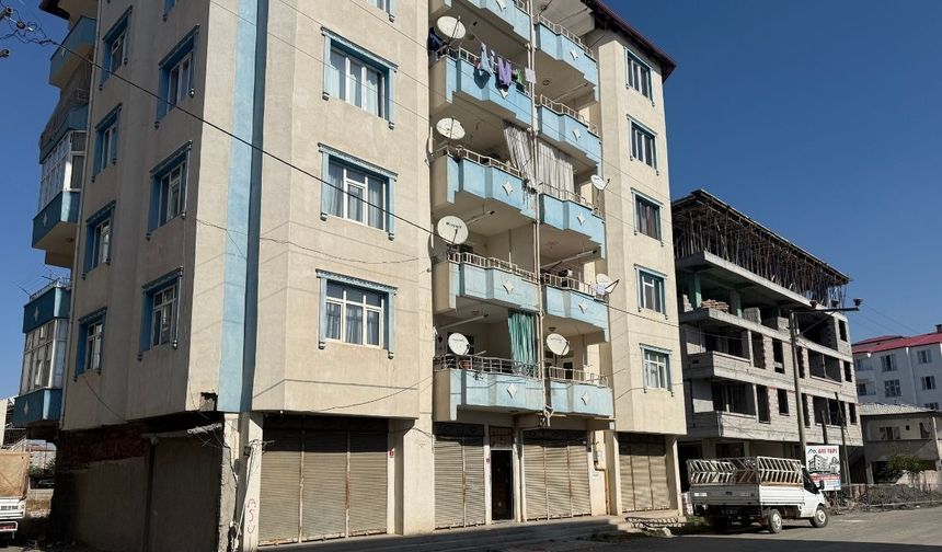 Bitişikteki inşaattan binayı kurşun yağmuruna tuttular