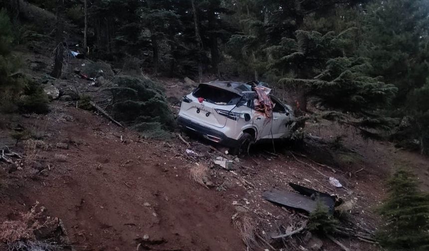 Dağ yolunda otomobil uçuruma yuvarlandı, 2 ölü