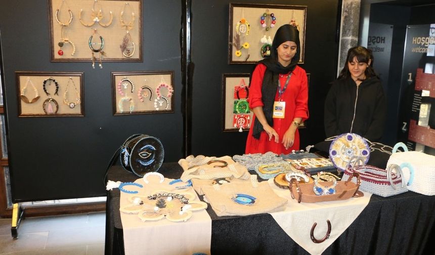 Diyarbakır’da kadınlar, at nallarını hediyelik eşyaya dönüştürüyor
