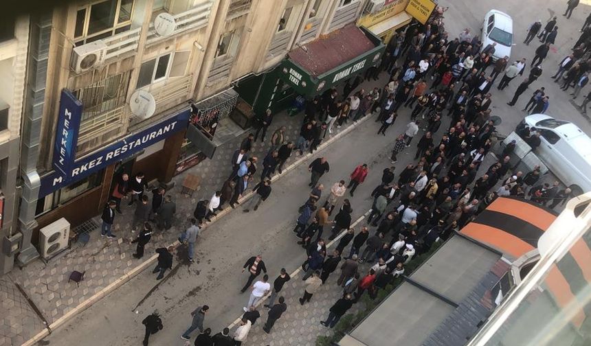 Elazığ'da meydan kavgası! Masa ve sandalyeler havada uçuştu, silahlar patladı