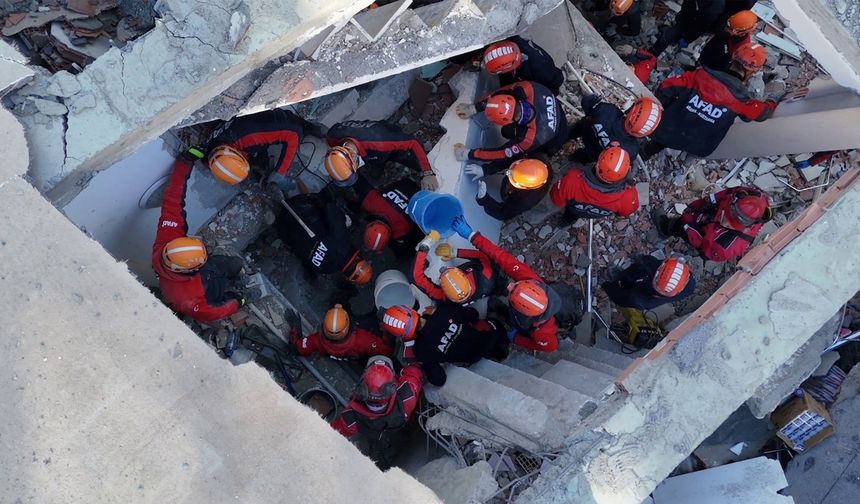 Gebze’de çöken bina: Bir kişinin cansız bedeni çıkarıldı